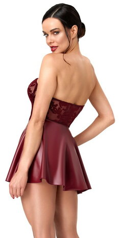 1. Verleidelijk strapless wetlook jurkje met transparant powernet